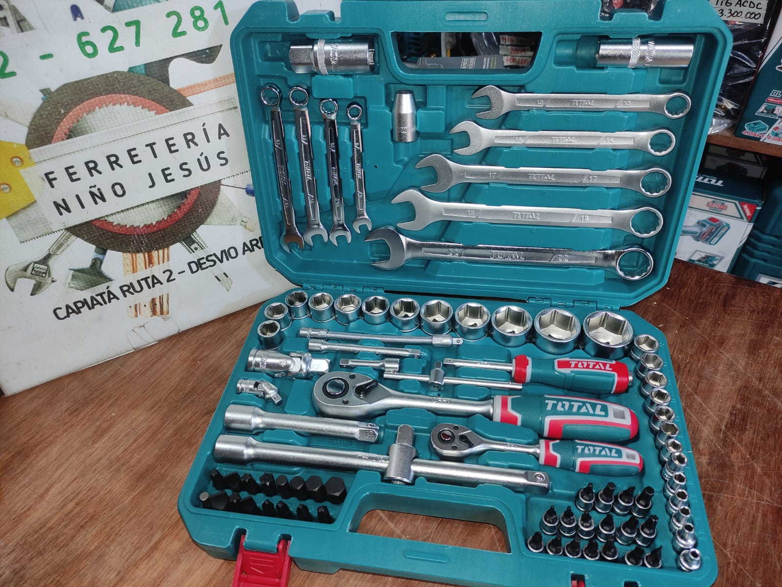 TOTAL JUEGO DE HERRAMIENTAS LLAVES DE TUBOS 1/2 Y 1/4 THT421802 82PCS