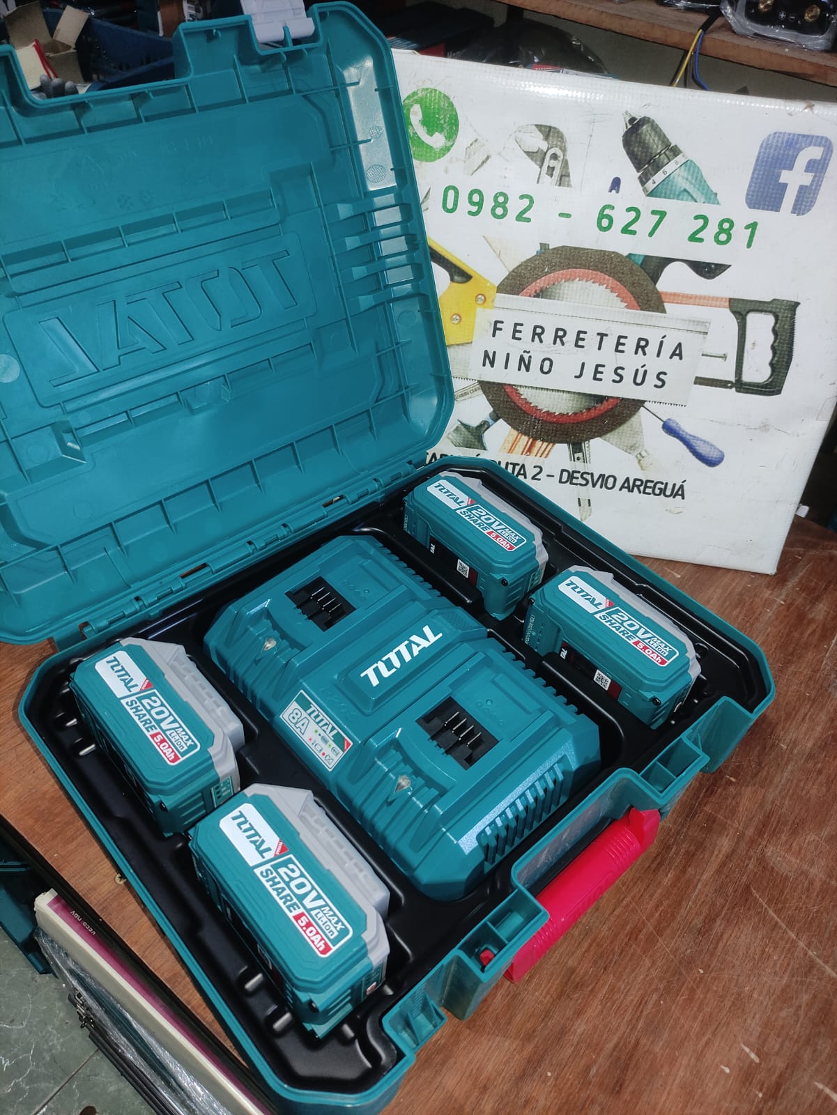 TOTAL KIT BATERIAS Y CARGADOR 20V TFBCLI20285