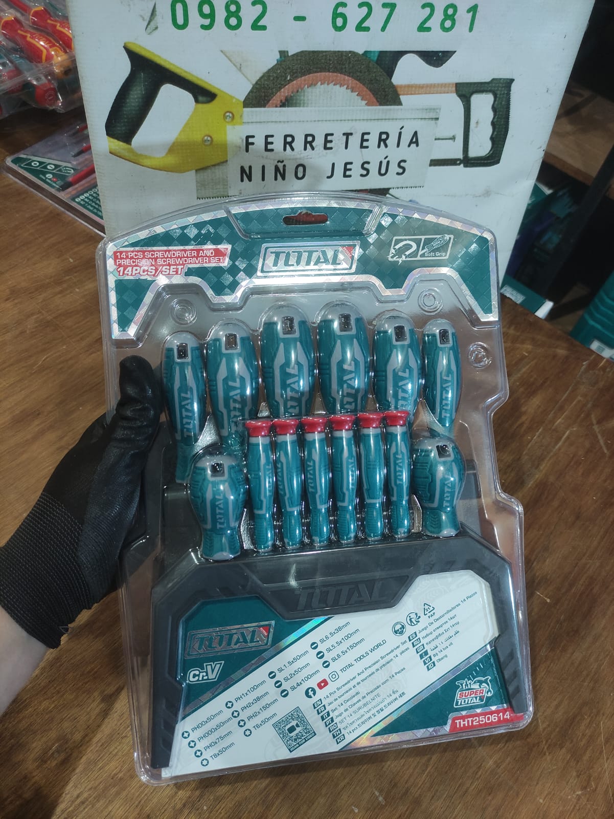 TOTAL KIT DE DESTORNILLADORES DE PRECISIÓN Y PUNTAS THT250614 14PCS